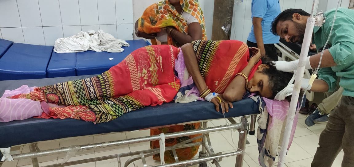वाहन के धक्के से महिला गंभीर रूप से घायल