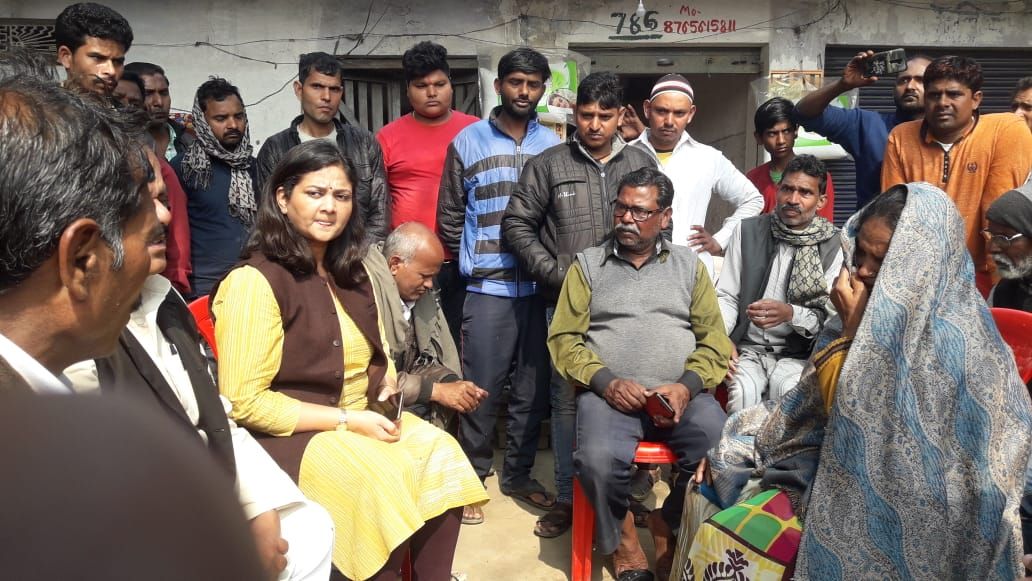 दुर्घटना मे मरे दोसगे भाईयों के घर पहुंची सपा नेत्री दुर्घटना मे मरे दोसगे भाईयों के घर पहुंची सपा नेत्री
