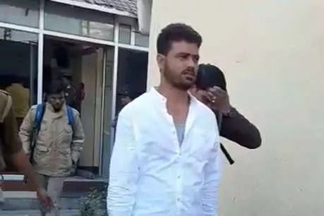 पेशी पर आया हत्यारोपी प्रेमिका संग होटल में आपत्तिजनक हालत में मिला पेशी पर आया हत्यारोपी प्रेमिका संग होटल में आपत्तिजनक हालत में मिला