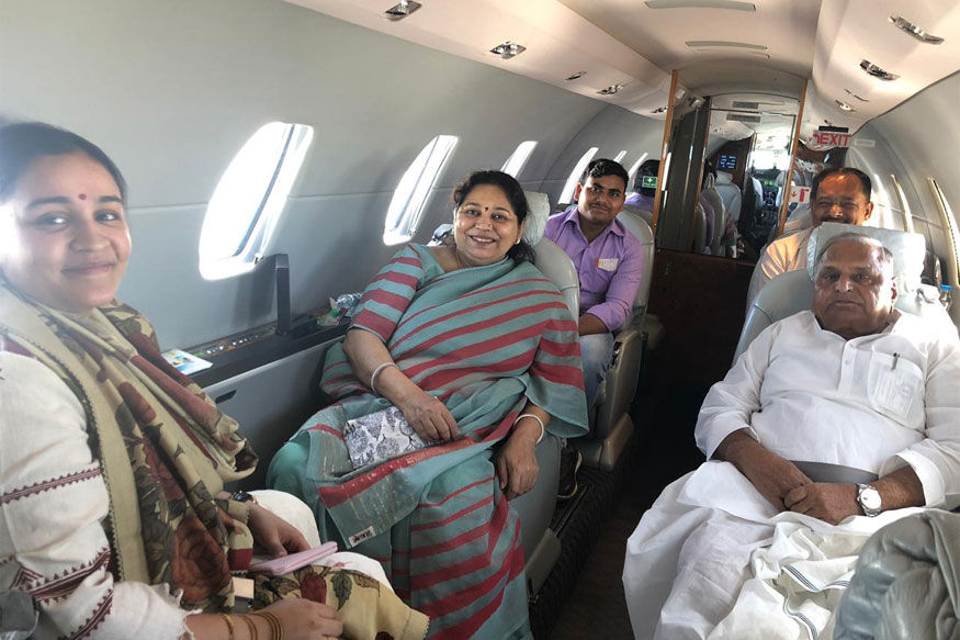 मुलायम सिंह प्राइवेट जेट से बहू अपर्णा, पत्नी साधना गुप्ता के साथ लखनऊ से सैफई पहुंचे, परिवार संग डाला वोट