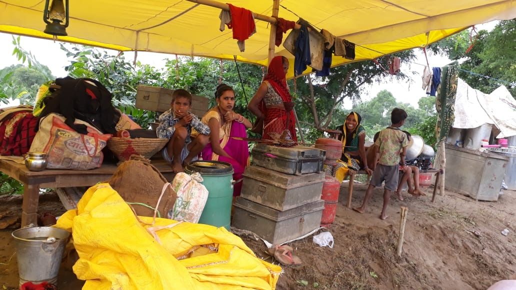 बलिया : सीएम साहब का आदेश ठेंगे पर, टेंट में रात गुजार रहे बाढ़ पीड़ित