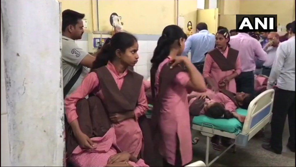 एटा: कस्तूरबा गांधी स्कूल के 40 से अधिक छात्र मिड डे मील दोपहर के भोजन के बाद फ़ूड प्वाजिनिंग से ग्रसित अस्पताल में भर्ती कराया गया