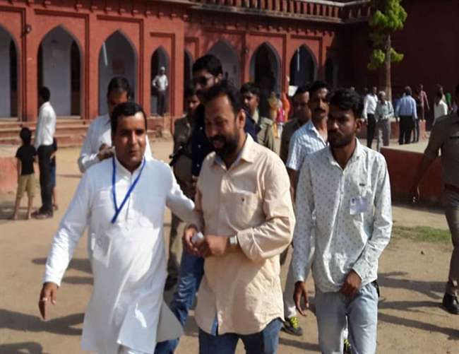 बदायूं से सपा सांसद धर्मेंद्र यादव का जिला प्रशासन पर गंभीर आरोप, सीएम योगी आदित्यनाथ को दी चुनौती बदायूं से सपा सांसद धर्मेंद्र यादव का जिला प्रशासन पर गंभीर आरोप, सीएम योगी आदित्यनाथ को दी चुनौती