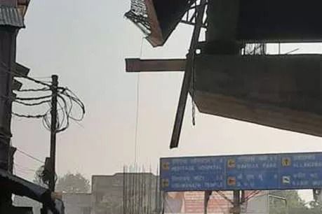 वाराणसी : निर्माणधीन फ्लाईओवर की शटरिंग गिरने से एक घायल, कई वाहन छतिग्रस्त