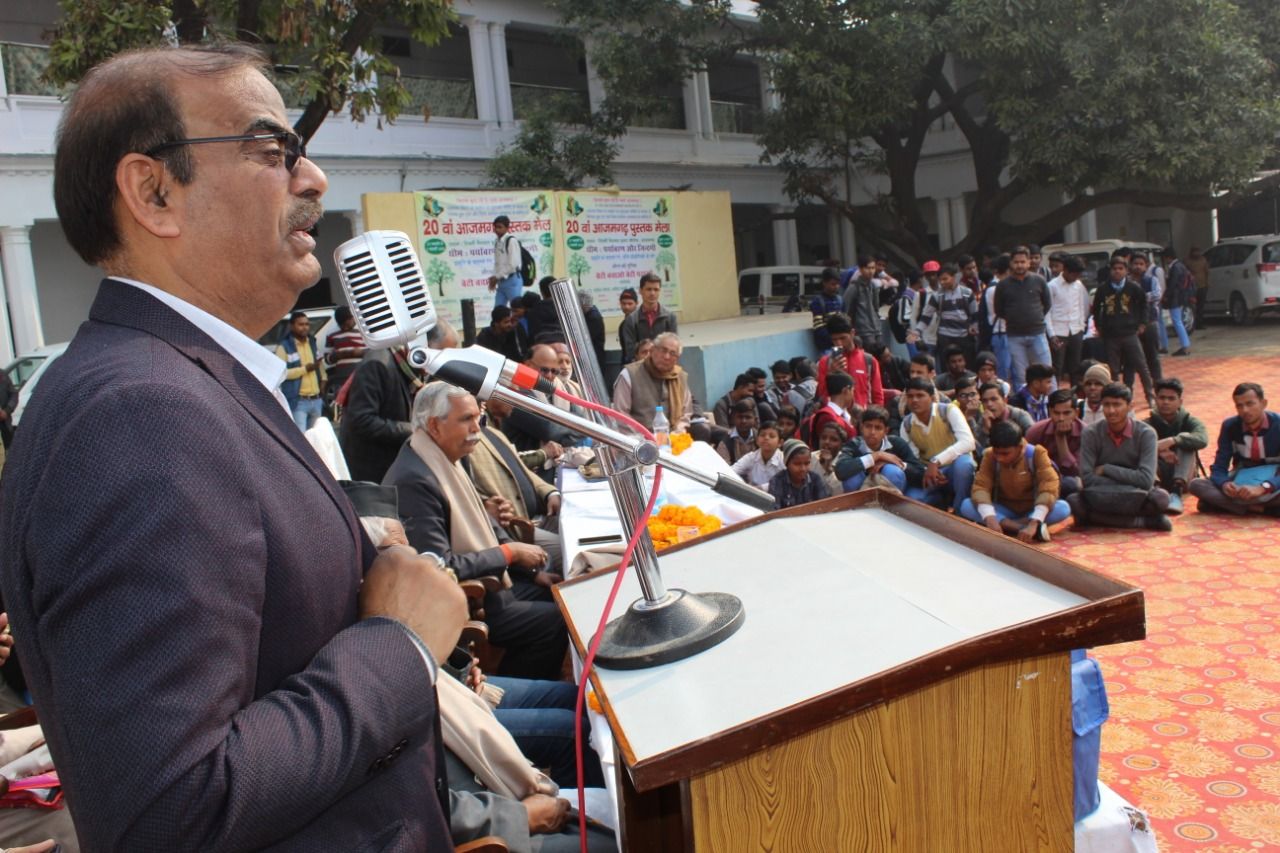 जिलाधिकारी ने शिब्ली नेशनल इण्टर कालेज में पुस्तक मेले का शुभारम्भ किया