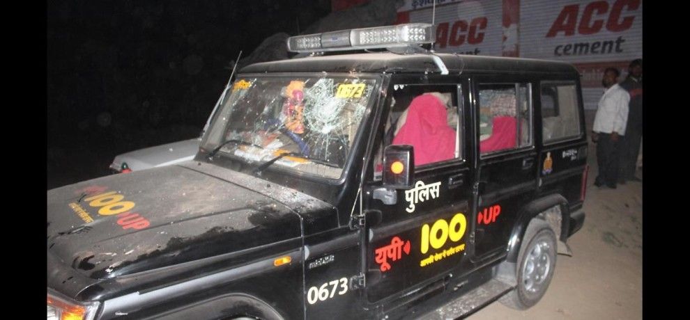 आजमगढ़ में पुलिस पर पथराव कर भागे बदमाश, एसओ और कई सिपाही घायल आजमगढ़ में पुलिस पर पथराव कर भागे बदमाश, एसओ और कई सिपाही घायल