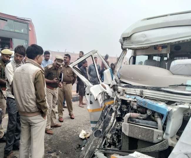 टैंकर-ट्रेवलर में आमने-सामने की टक्कर, नौ विदेशी घायल टैंकर-ट्रेवलर में आमने-सामने की टक्कर, नौ विदेशी घायल