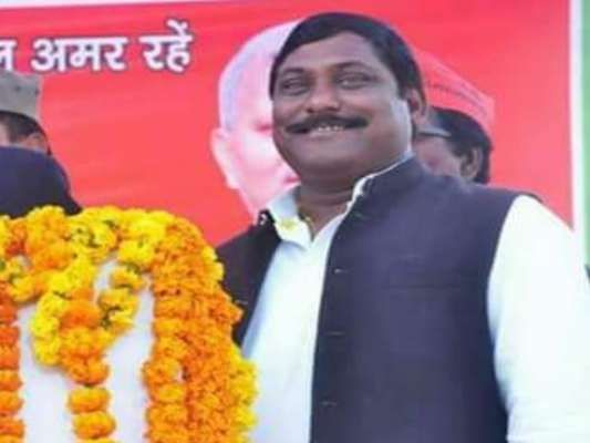 सपा प्रत्याशी के साथ एकदिन परिवर्तन के लिए मांग रहे वोट सपा प्रत्याशी के साथ एकदिन परिवर्तन के लिए मांग रहे वोट