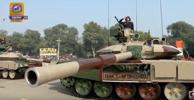 राजपथ पर भारतीय सेना का T-90 भीष्म टैंक को पेश किया गया है. इस टैंक को इस वक्त कमांड कर रहे हैं कैप्टन सन्नी चहर. इसके अलावा के-9 वज्र-टी टैंक की भी नुमाइश की गई है.