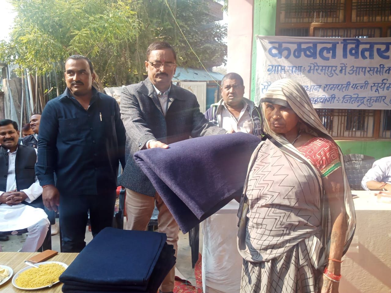 ब्लॉक प्रमुख प्रतिनिधि ने 1100लोगो को वितरित किया कम्बल