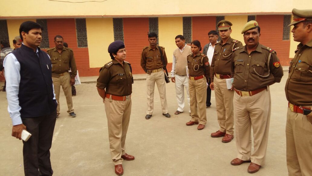 मुरादाबाद : (बिलारी ) आज तहसील परिसर में पुलिसकर्मियों को उप जिलाधिकारी राम प्रकाश सिंह और पुलिस क्षेत्राधिकारी पूनम सिरोही ने पुलिसकर्मियों को निर्देशित किया कि नामांकन के समय प्रत्याशियों के �