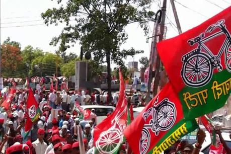 अमरोहा: सपा नेताओं ने फूंका CM का पुतला, किया रोड जाम, सरकार के खिलाफ लगाये नारे, सदर कोतवाली इलाके टी पी नगर का मामला