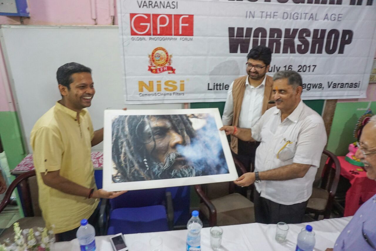 फोटोग्राफी कार्यशाला का उद्घाटन पुलकित खरे (आई.ए. एस.) द्वारा दीप प्रज्वलन कर किया गया फोटोग्राफी कार्यशाला का उद्घाटन पुलकित खरे (आई.ए. एस.) द्वारा दीप प्रज्वलन कर किया गया