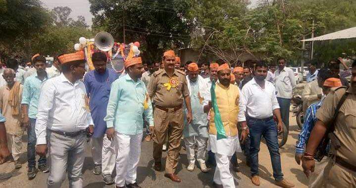 रायबरेली: भगवा रंग में रंगी जिले की पुलिस, एसओ ने जुलूस में बीजेपी की टोपी लगाई, सरेनी थानाध्यक्ष राकेश सिंह ने टोपी पहनी, बीजेपी MLA धीरेंद्र सिंह के साथ जुलूस में पहनी टोपी