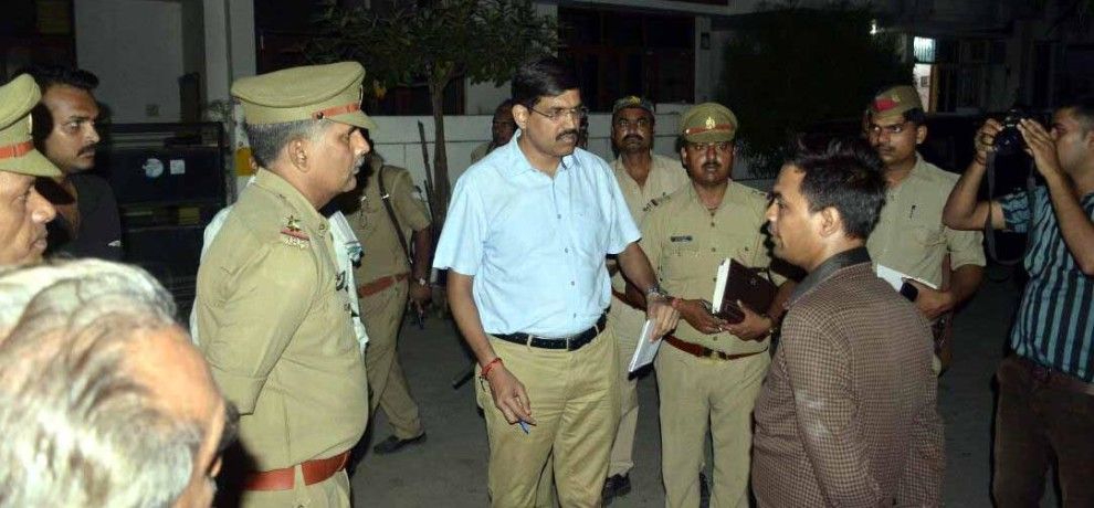 बनारस में बेखौफ बदमाशों ने ठेकेदार को दौड़ाकर ताबड़तोड़ फायरिंग से किया छलनी बनारस में बेखौफ बदमाशों ने ठेकेदार को दौड़ाकर ताबड़तोड़ फायरिंग से किया छलनी