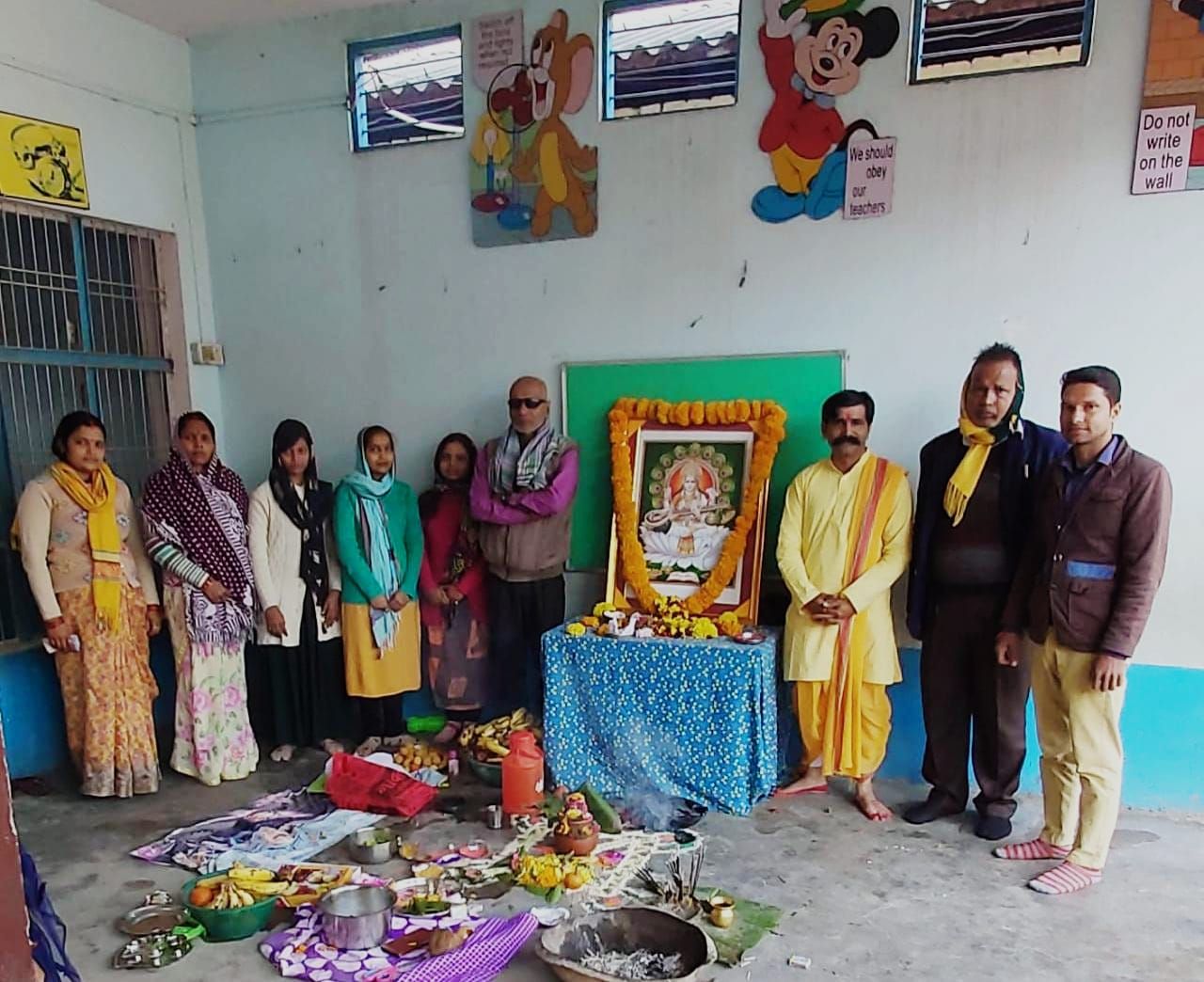 पब्लिक स्कूल में पूजा-अर्चना कर मां शारदा से मांगा ज्ञान