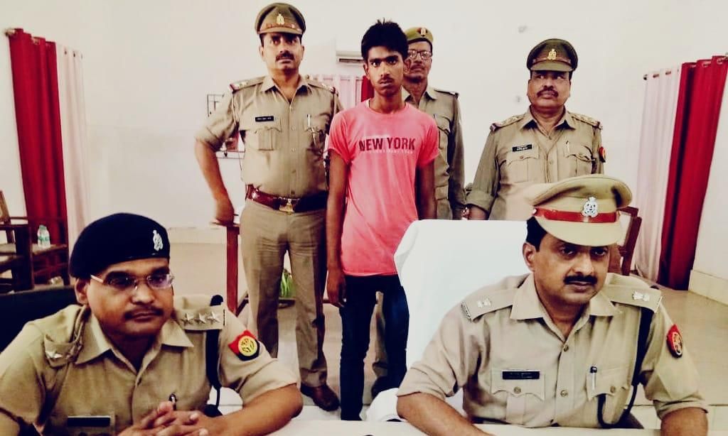 एटा अलीगंज पुलिस को मिली एक और कामयाबी पुलिस मुठभेड़ में ₹ 25000 का इनामिया कुख्यात बदमाश विपिन अवैध असलहा कारतूस सहित गिरफ्तार, लूट और डकैती की कई घटनाओं को दे चुका था अंजाम।