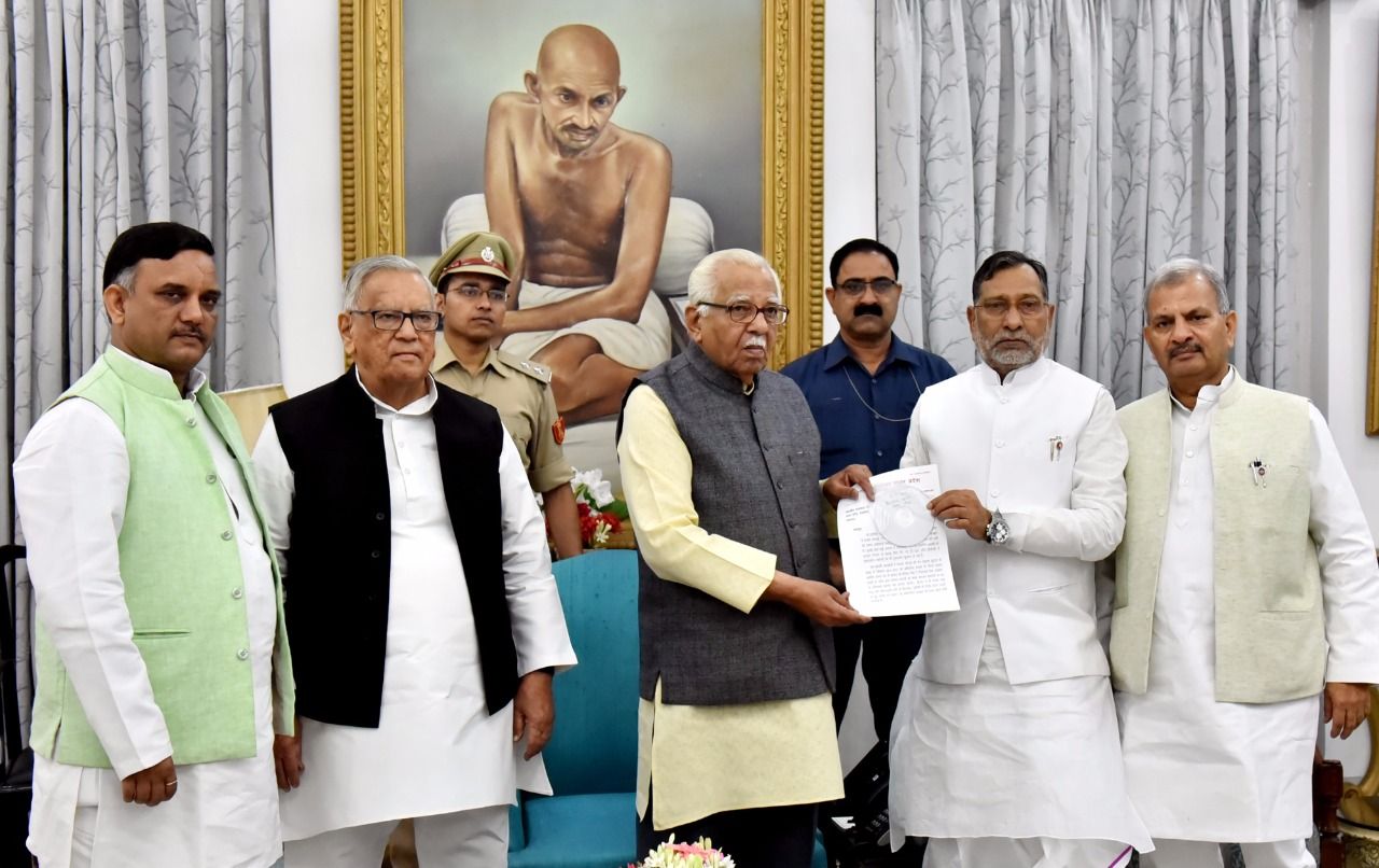 समाजवादी नेताओं ने गवर्नर से मिल कर विधायक ललई यादव पर दर्ज मुक़दमे वापस लेने की मांग की।-जेपी यादव समाजवादी नेताओं ने गवर्नर से मिल कर विधायक ललई यादव पर दर्ज मुक़दमे वापस लेने की मांग की।-जेपी यादव