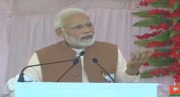 झाबुआ : कर्नाटक में कांग्रेस ने वादा किया कि किसानों का कर्ज माफ करेंगे। आज किसानों की गिरफ्तारी हो रही है। किसान घर छोड़ छोड़कर भाग रहे हैंः पीएम