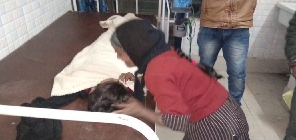 नगरपालिका का सूचना बोर्ड गिरने से बालक की दबकर मौत