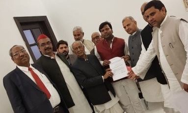 आज समाजवादी पार्टी के प्रदेश कार्यालय में गोरखपुर लोकसभा उपचुनाव के प्रत्याशी इ. प्रवीणकुमार निषाद को ए. बी फार्म देते हुए. सपा प्रदेश अध्यक्ष नरेशउत्तम , एवं राजेश यादव राजू एमएलसी बाराबंकी.