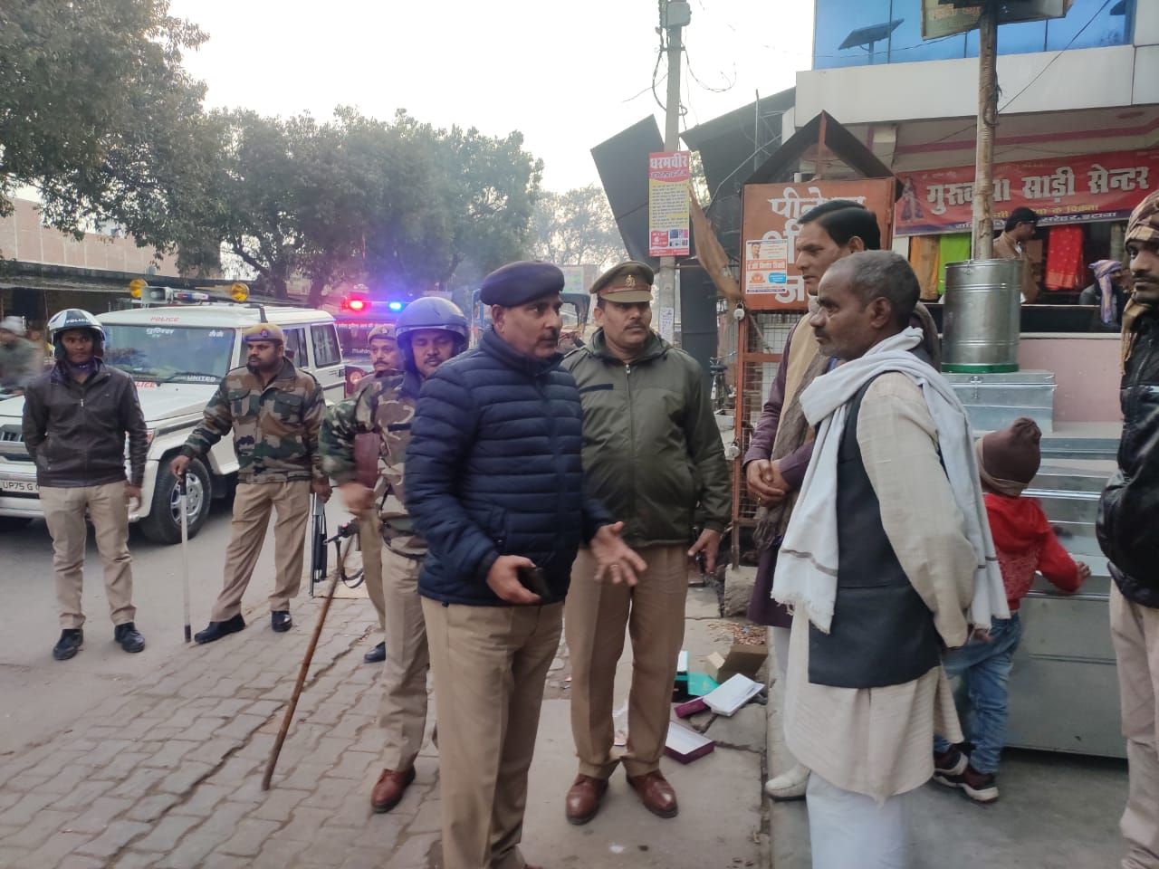 सीओ सैफई व एसओ बसरेहर ने किया कस्बे में पैदल गश्त