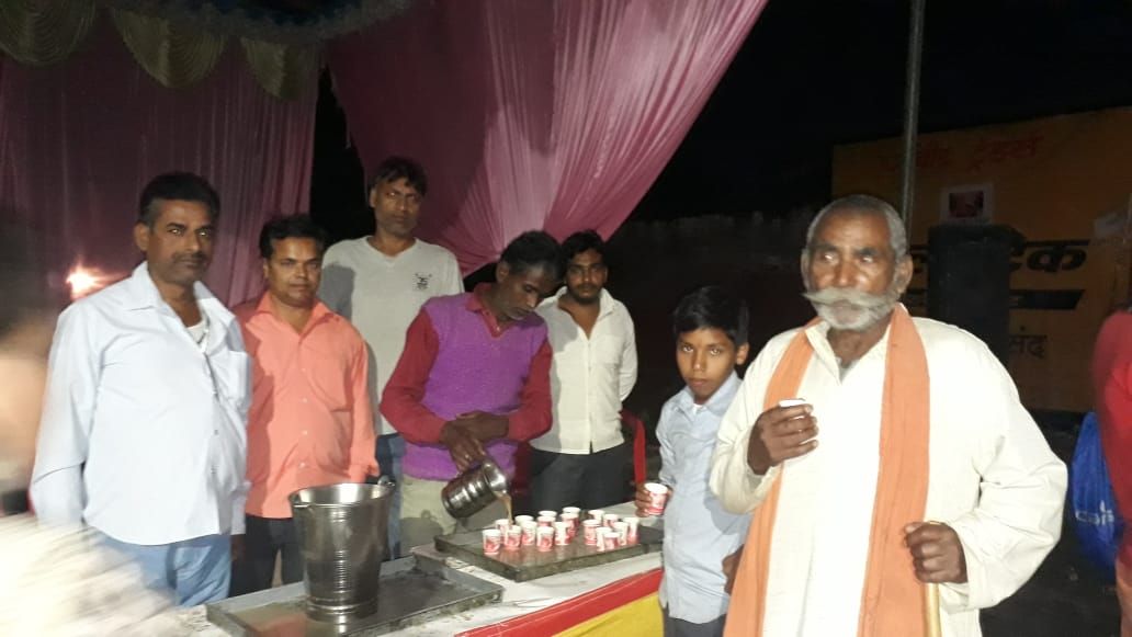 पूर्व सभासद धर्मबीर दूबे ने 14 कोसी परिक्रमार्थियों को नि:शुल्क चाय का करवाया वितरण पूर्व सभासद धर्मबीर दूबे ने 14 कोसी परिक्रमार्थियों को नि:शुल्क चाय का करवाया वितरण