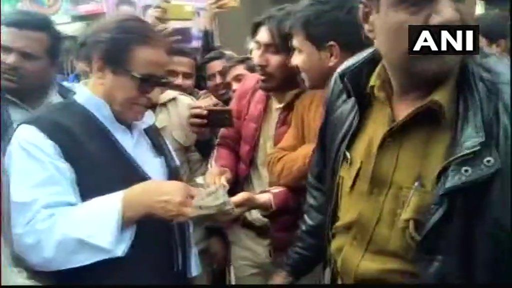 समाजवादी पार्टी ने रामपुर में किया पकौड़ा प्रदर्शन, आजम खान भी रहे मौजूद।