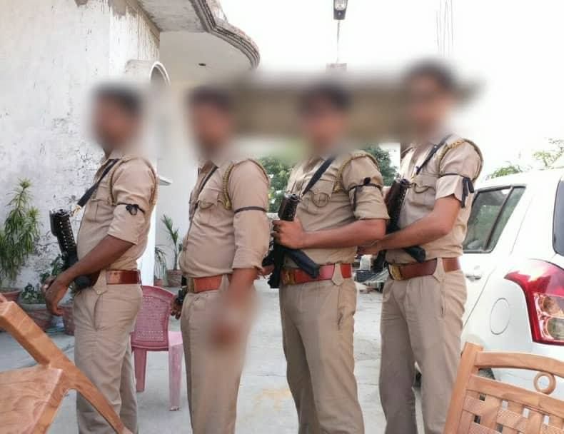 फैजाबाद-पुलिस क्रांति के अवसर पर वेतन विसंगति का काली पट्टी बांधकर  विरोध करते पुलिसकर्मी।