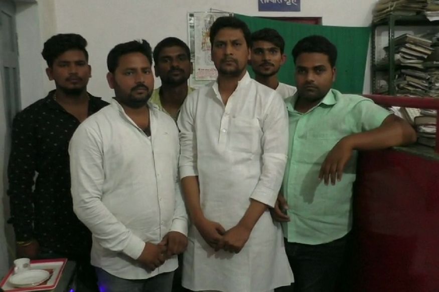 गोरखपुर में सीएम योगी के काफिले को दिखाया काला झंडा, गिरफ्तार गोरखपुर में सीएम योगी के काफिले को दिखाया काला झंडा, गिरफ्तार