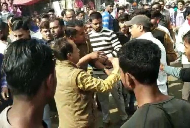 पटाखा बाजार में छापा मारने गई पुलिसवालों को दुकानदारों ने पीटा