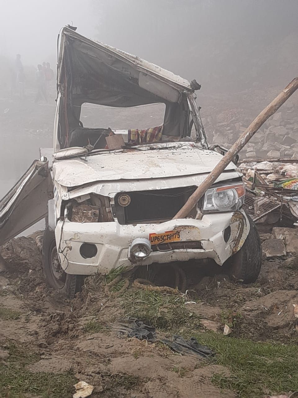 सुबह- सुबह मुर्गा से लदी पिकअप जीप व बाइक की हुई टक्कर