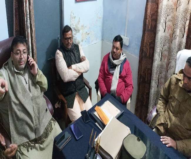 अमेठी में संघ कार्यकर्ता की लॉकअप में पिटाई, भाजपाइयों ने घेरा अमेठी में संघ कार्यकर्ता की लॉकअप में पिटाई, भाजपाइयों ने घेरा