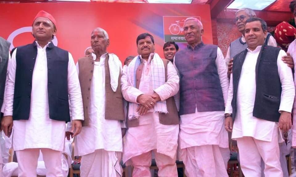 जब मंच पर नाराज हुए सपा सुप्रीमो अखिलेश यादव जब मंच पर नाराज हुए सपा सुप्रीमो अखिलेश यादव