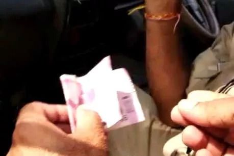 बुलंदशहर : रिश्वत लेते दारोगा का वीडियो वायरल, SSP ने किया सस्पेंड बुलंदशहर : रिश्वत लेते दारोगा का वीडियो वायरल, SSP ने किया सस्पेंड