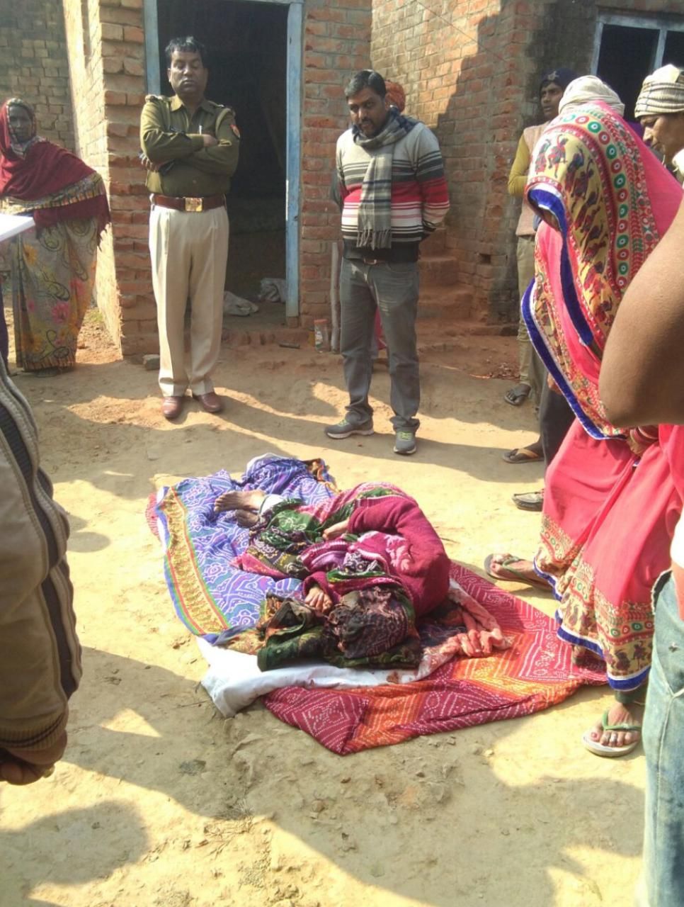 सुल्तानपुर:कलयुगी बेटे ने ईट से प्रहार कर माँ की कर दिया हत्या,पुलिस ने किया गिरफ्तार सुल्तानपुर:कलयुगी बेटे ने ईट से प्रहार कर माँ की कर दिया हत्या,पुलिस ने किया गिरफ्तार