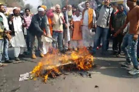 फिल्म पद्मावत के विरोध में मुस्लिम समुदाय ने फूंका पुतला फिल्म पद्मावत के विरोध में मुस्लिम समुदाय ने फूंका पुतला