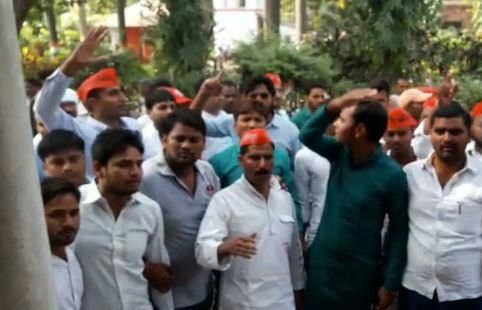 खुटहन ब्लॉक मामला : मुकदमा दर्ज करने के खिलाफ समाजवादी उतरे सड़क पर खुटहन ब्लॉक मामला : मुकदमा दर्ज करने के खिलाफ समाजवादी उतरे सड़क पर