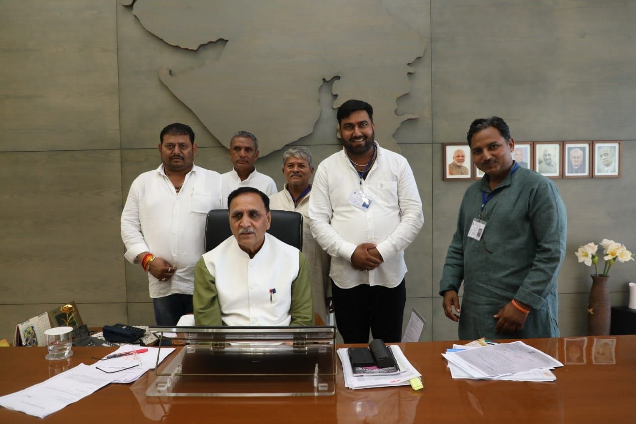 वाराणसी के यात्रियों ने गुजरात के मुख्यमंत्री से की मुलाकात वाराणसी के यात्रियों ने गुजरात के मुख्यमंत्री से की मुलाकात