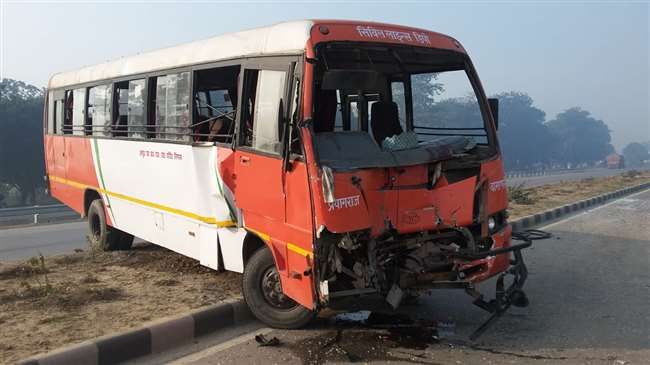मिर्जामुराद के पास हाइवे पर रोडवेज बस और ट्रक की टक्‍कर में चार यात्री गंभीर रूप से घायल