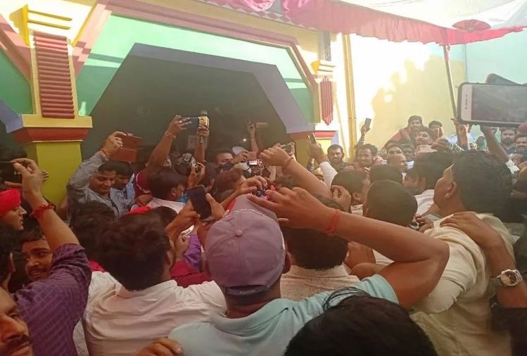 पुष्पेंद्र के परिवार से मिलने झांसी पहुंचे अखिलेश, पुलिस के खिलाफ भड़का लोगों का गुस्सा