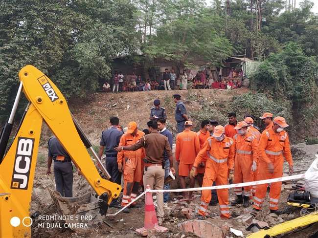 चौकाघाट पंपिंग स्‍टेशन के पास मेन होल में गिरे चाचा भतीजे, राहत बचाव कार्य जारी