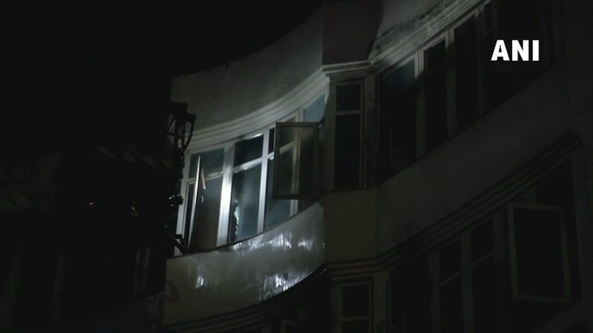 दिल्ली: करोल बाग में होटल अर्पित पैलेस में आग लग गई। दमकल की गाड़ियां मौके पर। होटल में लगी भीषण आग, लोग खिड़की से कूदे, एक की मौत