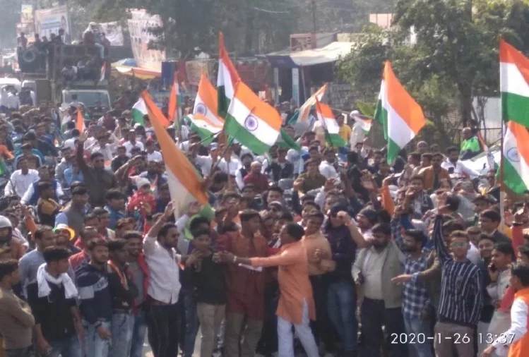 कानपुर: तिरंगा यात्रा में दो गुटों में टकराव फूटे बम, मच गई भगदड़