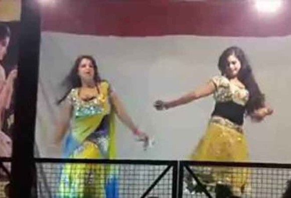 मेले में नियम-कानून ताक पर रखकर परोसा जा रहा है बार बालाओं का अश्लील डांस मेले में नियम-कानून ताक पर रखकर परोसा जा रहा है बार बालाओं का अश्लील डांस