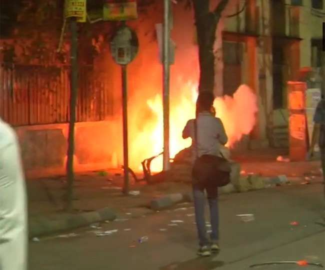 अमित शाह के रोड शो में बवाल, अगजनी व पथराव के बाद पुलिस ने किया लाठीचार्ज