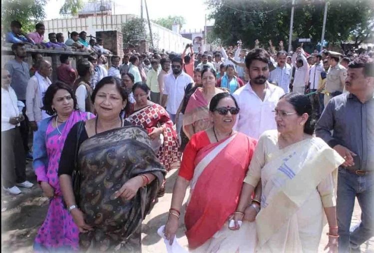 सपा महिला प्रतिनिधि मंडल से सेंगर समर्थकों ने की अभद्रता सपा महिला प्रतिनिधि मंडल से सेंगर समर्थकों ने की अभद्रता