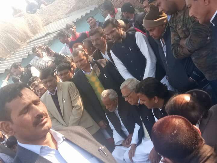 लखनऊ- 2 दिन पूर्व काकोरी में पड़ी डकैती का मामला, पीड़ित परिवार से मिलने पहुंचे अखिलेश यादव, काकोरी के बनियाखेड़ा कांड पर जताया दुख।