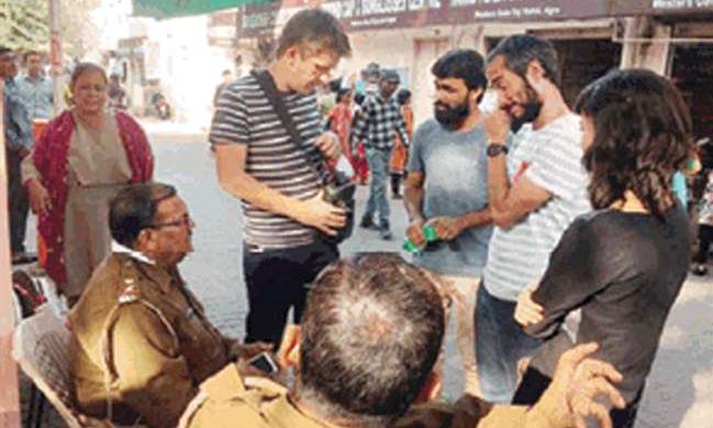 विदेशी ने ताज के पास उड़ाया ड्रोन, हिरासत में लेकर पुलिस ने की पूछताछ विदेशी ने ताज के पास उड़ाया ड्रोन, हिरासत में लेकर पुलिस ने की पूछताछ