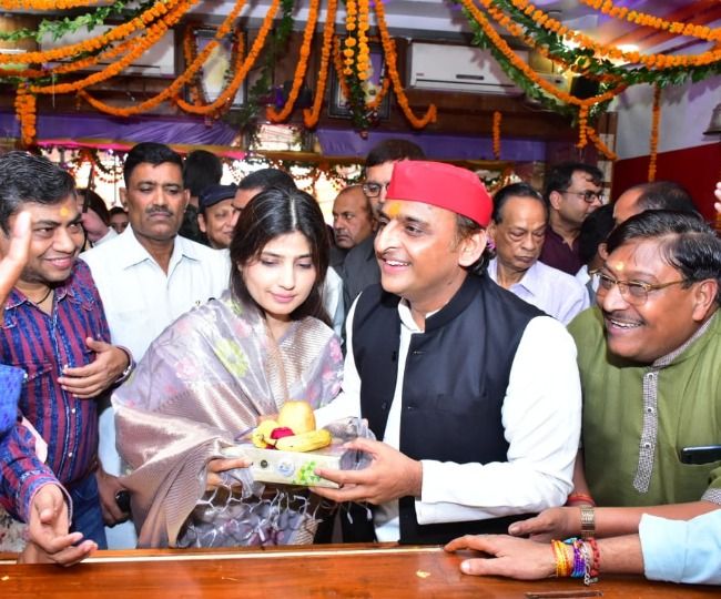 खाटू श्‍याम मन्दिर में मत्‍था टेकने पहुंचे सपा अध्‍यक्ष अखिलेश यादव पत्‍नी डिंपल के साथ